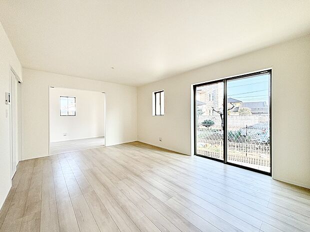 【リビングダイニング】明るい陽光が注ぎ、寛ぎの雰囲気に満たされるリビング・ダイニング。