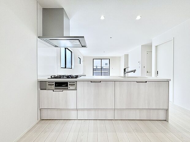 【キッチン】リビングを見渡せる人気のカウンターキッチン。 家族を見守りながら家事をすることができます。