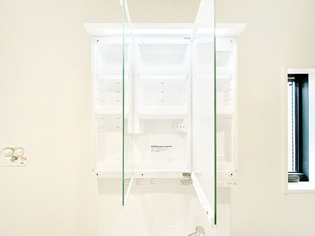 【その他設備(三面鏡裏収納)】三面鏡の裏に、化粧品や衛生用品などを収納可能。洗面台をすっきりと保ちます!