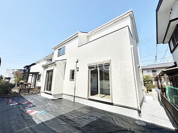 【現地外観写真】洗練された外観、上質な住空間が広がる室内は永く安心して過ごせる住居です。