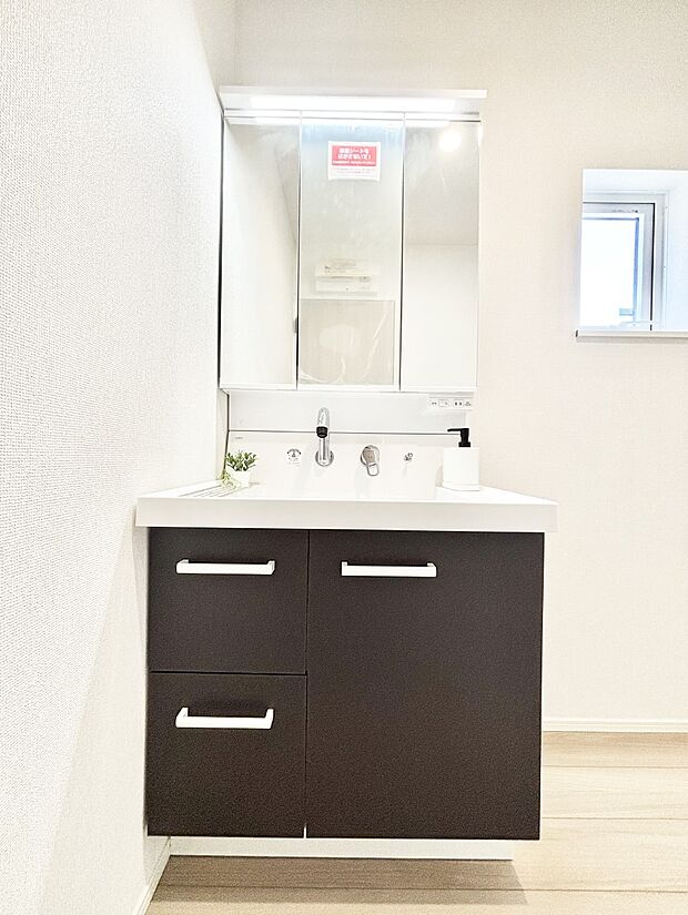 【洗面台・洗面所】スタイリングに便利な三面鏡、ミラーキャビネットで細かい物スッキリ