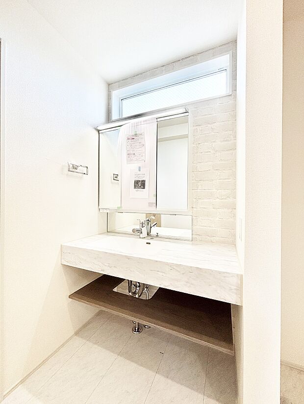 【洗面台・洗面所】スタイリングに便利な三面鏡、ミラーキャビネットで細かい物スッキリ