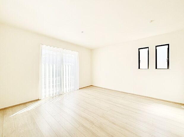 【リビングダイニング】明るい陽光が注ぎ、寛ぎの雰囲気に満たされるリビングダイニング