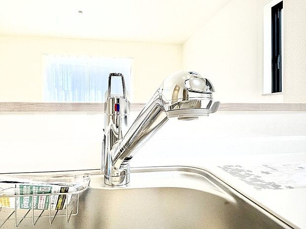 【その他設備(浄水器)】いつでも清潔なおいしいお水を。一つの水栓で水道水と浄水を使い分け。