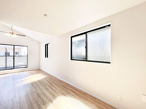 【ダイニング】家族の笑顔が自然と生まれてくる、そんな雰囲気のダイニングに仕上がっています。