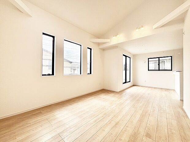 【リビングダイニング】空間を演出する上部吹き抜けを採用し、居心地の良さにこだわったリビング