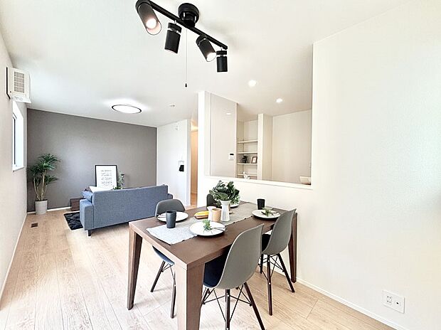 【リビング】ご家族の賑やかな話し声で包まれる明るいリビング