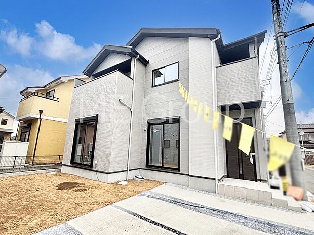 【現地外観写真】暮らしやすさと居心地の良さにこだわったシンプルで飽きのこないデザイン !