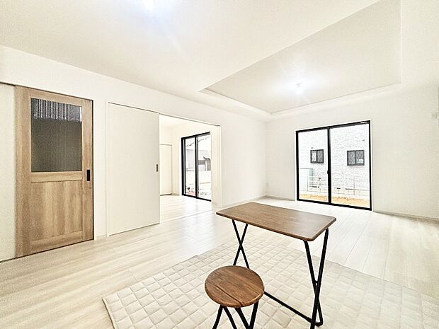 【ダイニング】明るい陽光が注ぎ、寛ぎの雰囲気に満たされるダイニング。