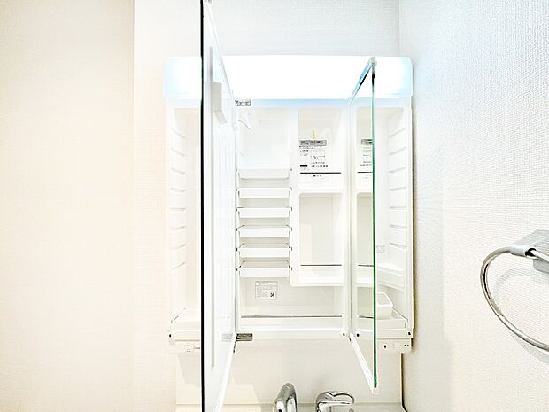 【その他設備(三面鏡裏収納)】三面鏡の裏に、化粧品や衛生用品などを収納可能。洗面台をすっきりと保ちます!