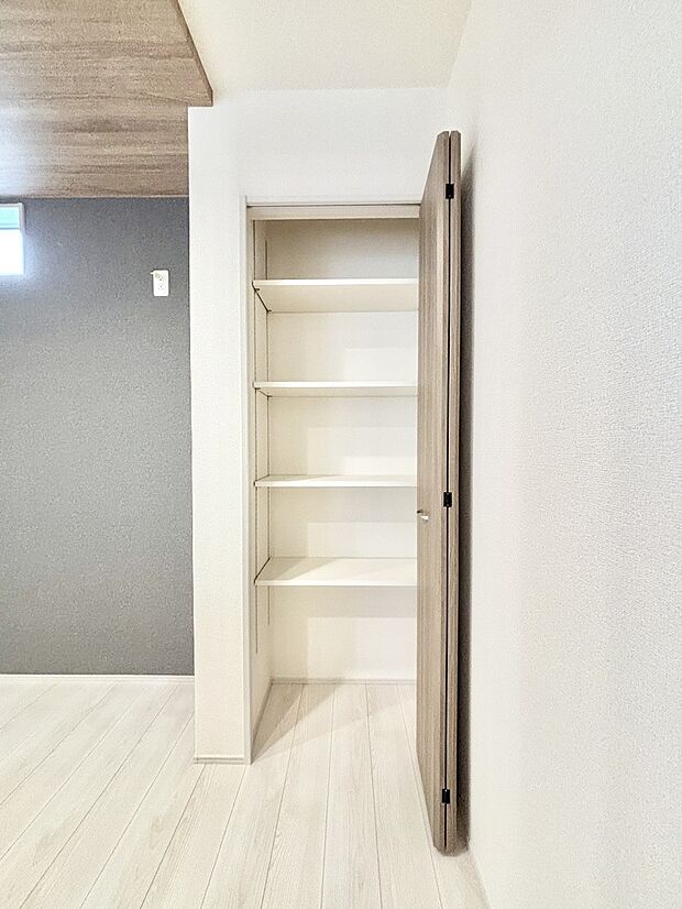 【その他設備(キッチン横収納)】キッチン横収納!食材のストックはもちろん、日用品の収納など使い方はいろいろ!