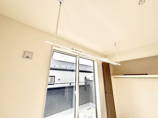 【その他設備(室内物干し)】室内物干しポール。梅雨や花粉の時期に大活躍します。  