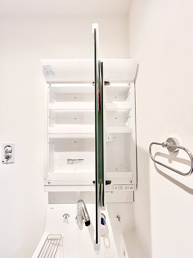 【その他設備(三面鏡裏収納)】三面鏡の裏に、化粧品や衛生用品などを収納可能。洗面台をすっきりと保ちます!