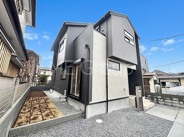 【現地外観写真】洗練された外観、上質な住空間が広がる室内は永く安心して過ごせる住居です。 