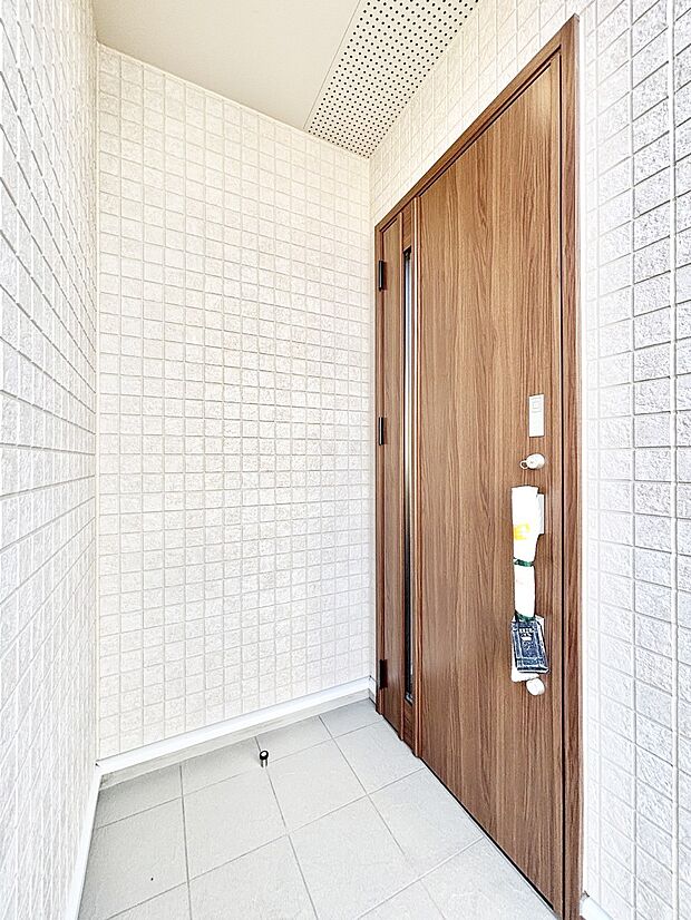 【玄関】玄関前は雨が降っても濡れにくい屋根付き