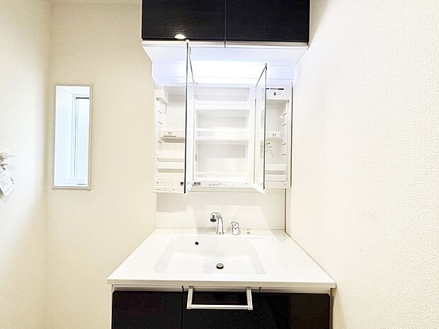 【その他設備(三面鏡裏収納)】三面鏡の裏に、化粧品や衛生用品などを収納可能。洗面台をすっきりと保ちます！