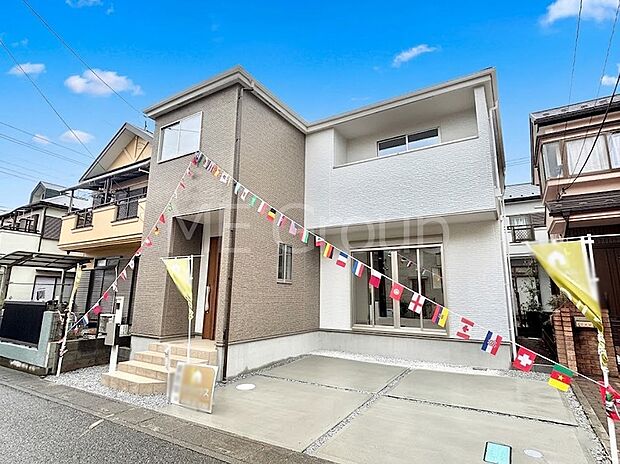 【現地外観写真】洗練された外観、上質な住空間が広がる室内は永く安心して過ごせる住居です。 