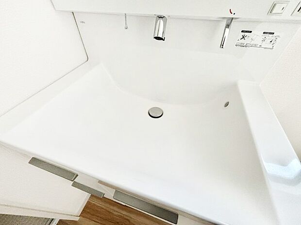 【その他設備(シャワー水栓洗面化粧台)】ハンドシャワー付き!使いやすい洗面台。
