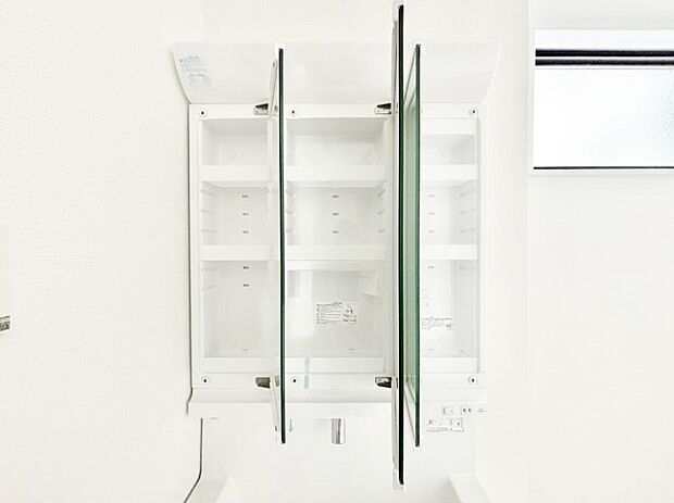【その他設備(三面鏡裏収納)】三面鏡の裏に、化粧品や衛生用品などを収納可能。洗面台をすっきりと保ちます!