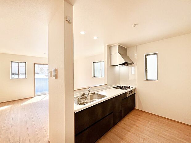 【ダイニングキッチン】料理をしながらでもご家族との会話を楽しめる対面キッチン