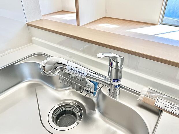 【その他設備(浄水器)】いつでも清潔なおいしいお水を。一つの水栓で水道水と浄水を使い分け。