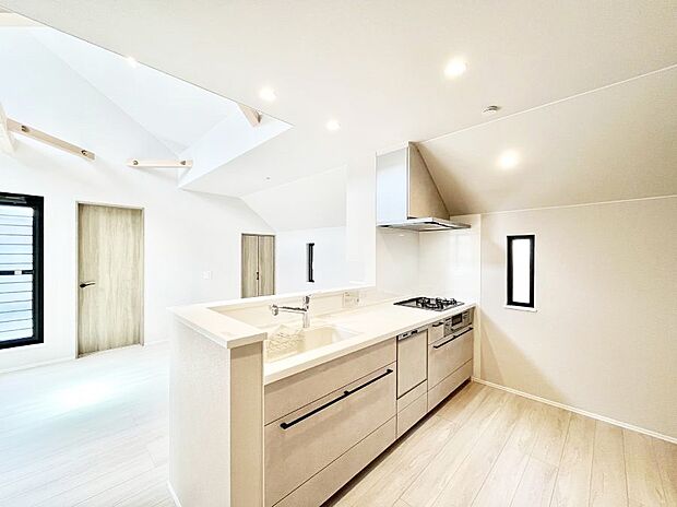 【ダイニングキッチン】料理をしながらご家族との会話を楽しめる対面カウンターキッチン