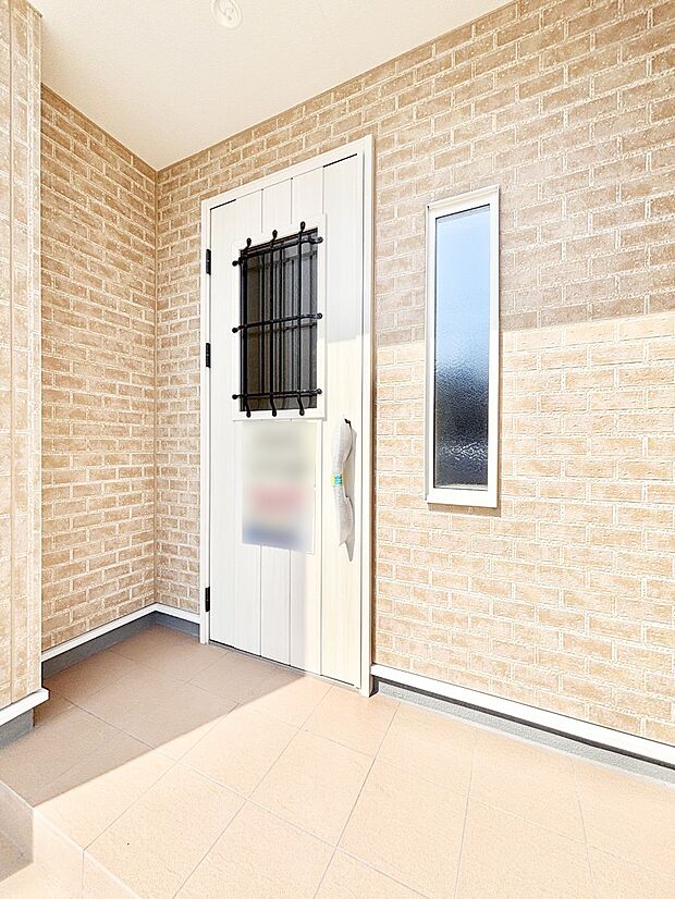 【玄関】玄関前は雨が降っても濡れにくい屋根付き