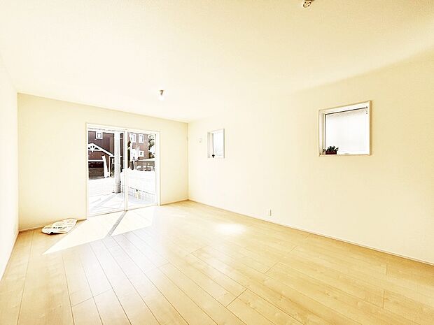 【リビングダイニング】大きな窓からたっぷりの陽光と風を感じられるリビング