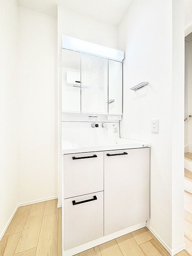 【洗面台・洗面所】スタイリングに便利な三面鏡、ミラーキャビネットで細かい物スッキリ