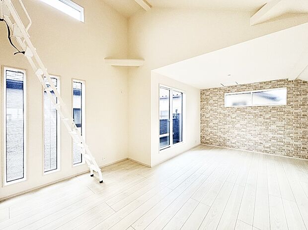 【リビングダイニング】たくさんの窓からたっぷりの陽光と風を感じられるリビング