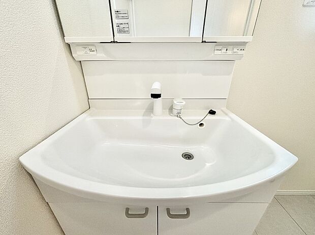 【その他設備(シャワー付き洗面台)】ハンドシャワー付き!使いやすい洗面台。