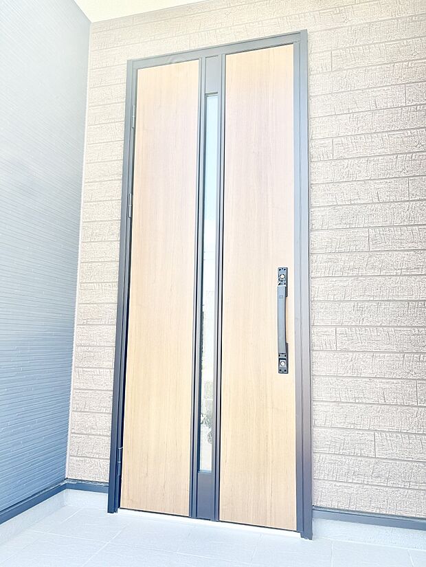 【玄関】玄関前は雨が降っても濡れにくい屋根付き