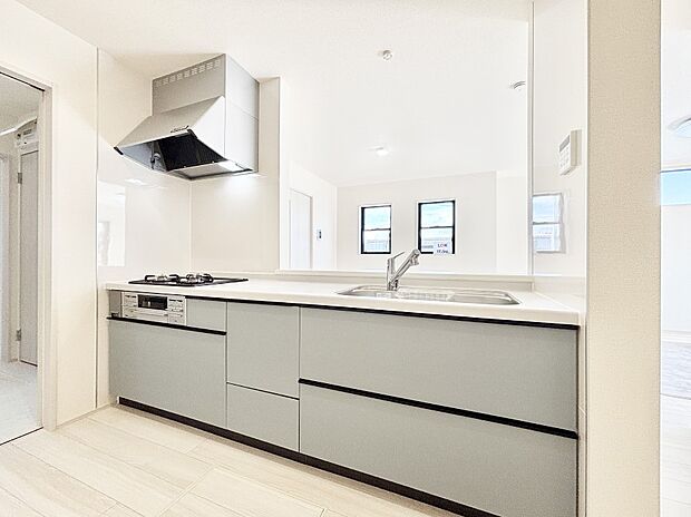 【ダイニングキッチン】料理をしながらご家族との会話を楽しめる対面カウンターキッチン