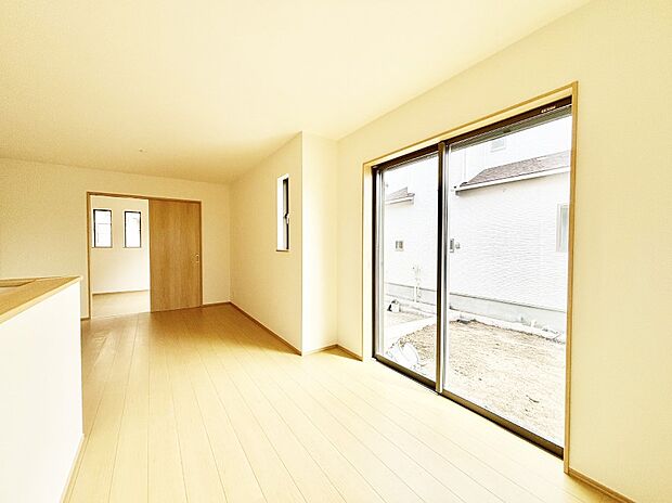 【リビングダイニング】大きな窓からたっぷりの陽光と風を感じられるリビング