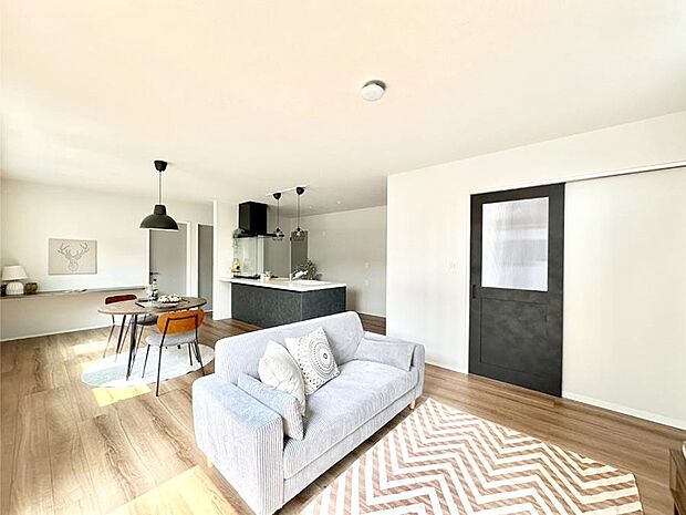 【リビング】ご家族の賑やかな話し声で包まれる明るいリビング