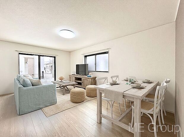 【リビング】ご家族の賑やかな話し声で包まれる明るいリビング  ※家具はCGです