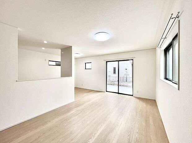 【リビングダイニング】明るい陽光が注ぎ、寛ぎの雰囲気に満たされるリビング・ダイニング。 