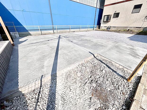 【駐車場】駐車2台可能！急なお客様の駐車に。また、ご家族の自転車スペースとしても大活躍。