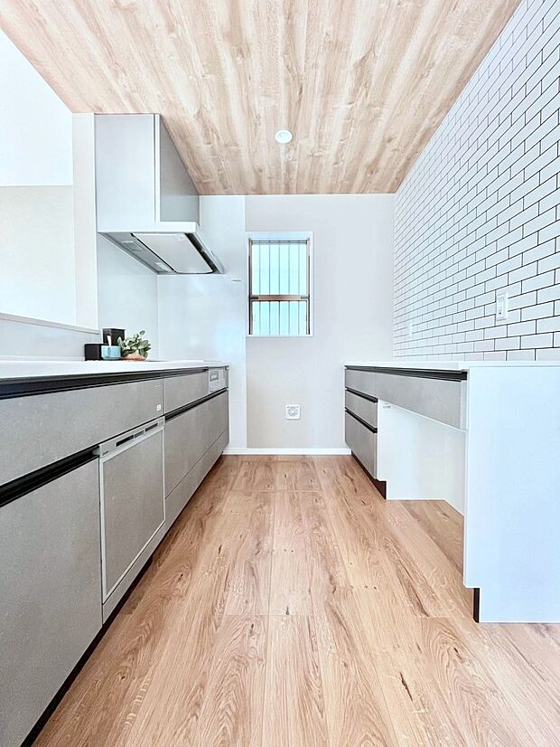 【キッチン】キッチンとお揃いのカップボード。全体に統一感ある仕上がりになっています。