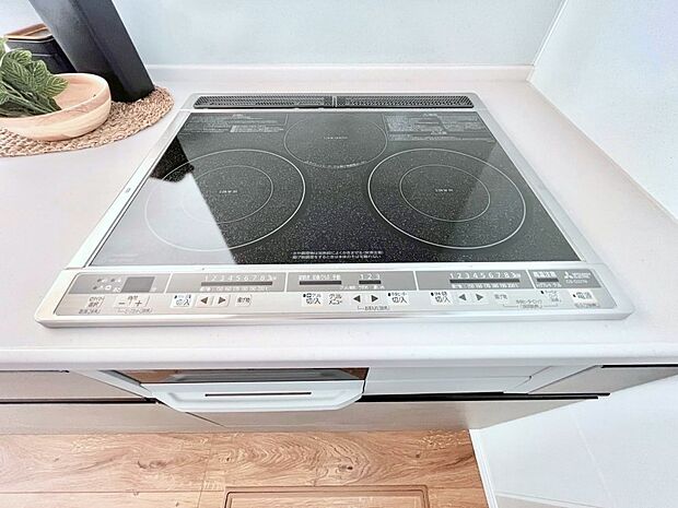 【発電・温水設備(IHクッキングヒーター)】IHクッキングヒーターは天板の調理面がフラットなので調理後はサッと一拭きするだけ！