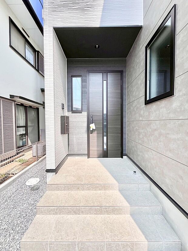 【玄関】大切な家族、来客を出迎える玄関。