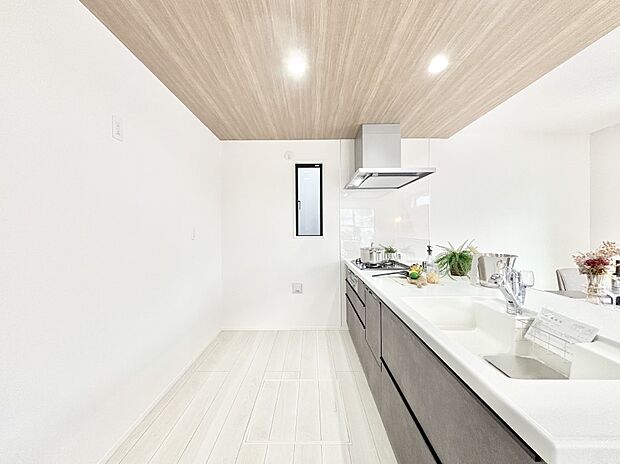 【ダイニングキッチン】爽やかな風が通り抜けるキッチン。窓があるので明るく換気にも役立ちます。