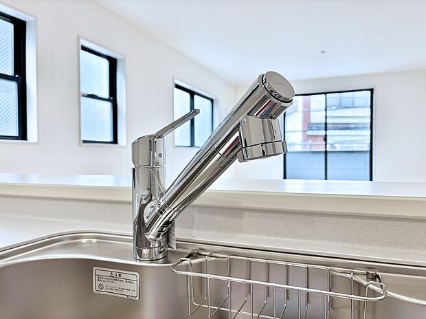 【その他設備(浄水器)】いつでも清潔なおいしいお水を。一つの水栓で水道水と浄水を使い分け。