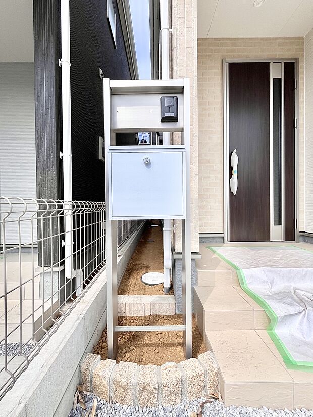 【その他現地】シンプルデザインのポスト。