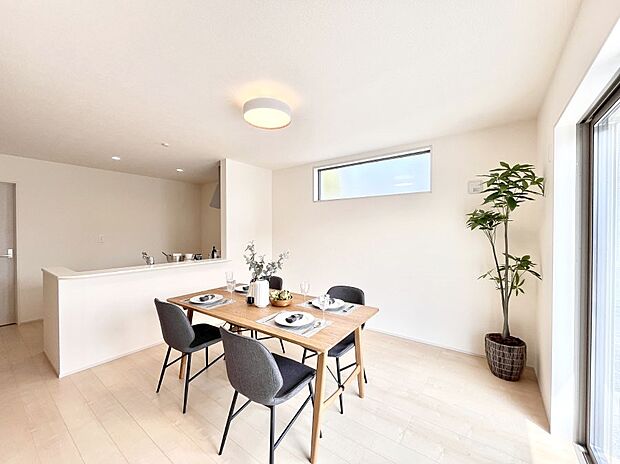 【リビングダイニング】明るい陽光が注ぎ、寛ぎの雰囲気に満たされるリビング・ダイニング。 