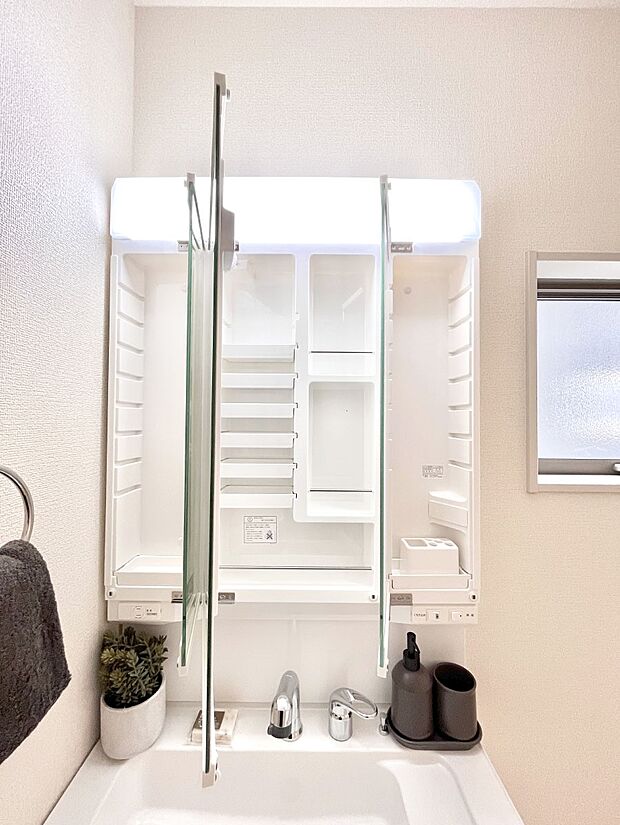 【その他設備(三面鏡裏収納)】三面鏡の裏に、化粧品や衛生用品などを収納可能。洗面台をすっきりと保ちます！