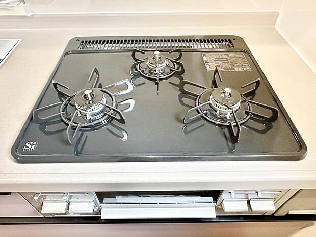 【その他設備(Siセンサーコンロ)】ガスコンロはSiセンサー搭載。火力調節や焦げ付き・消し忘れも防いでくれます。