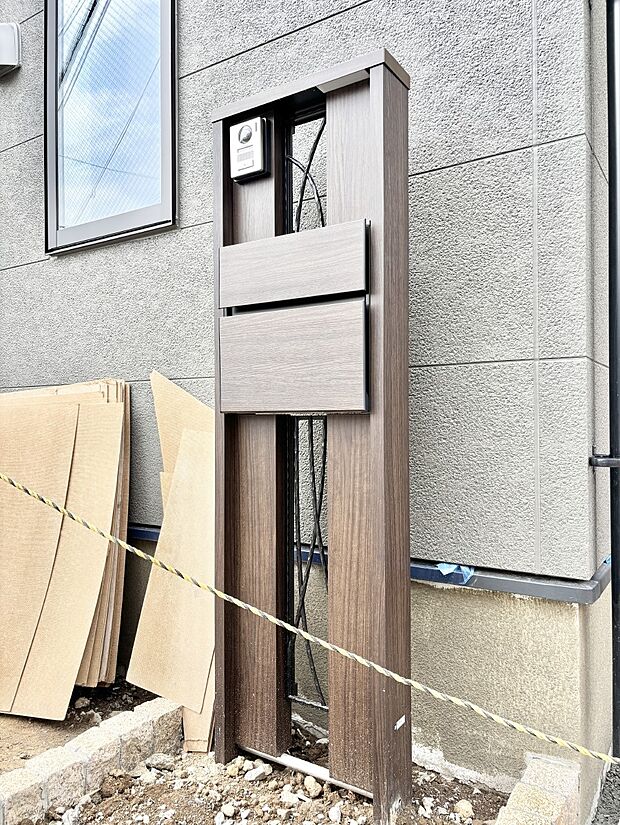 【その他現地】表札・インターホン・ポストをひとつに集約。エントランスになじむシンプルデザイン。