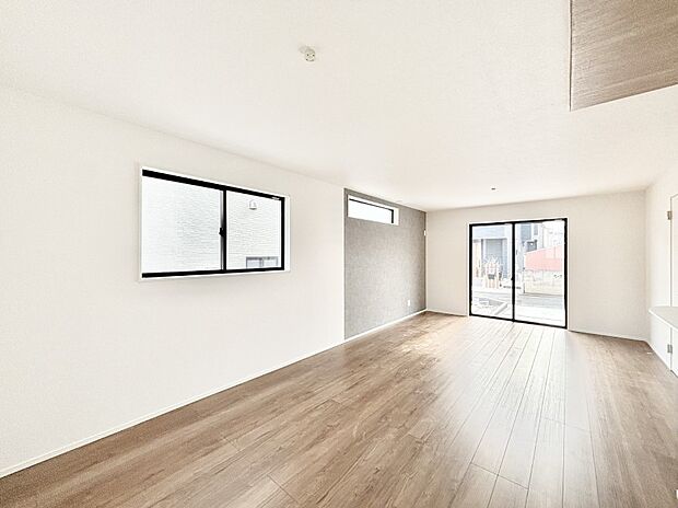 【ダイニング】日当たりの良いリビング。お気に入りのグリーンを飾れば更に心地よさがアップ！