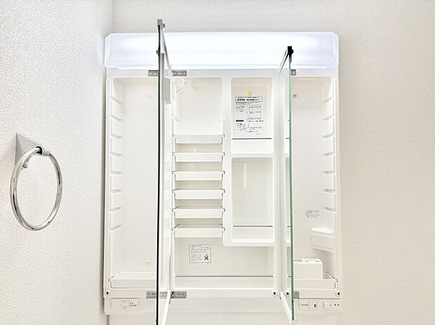 【その他設備(三面鏡裏収納)】三面鏡の裏に、化粧品や衛生用品などを収納可能。洗面台をすっきりと保ちます！